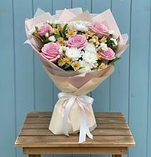 Букет цветов из:  Гвоздики, Орхидеи и Розы в Ессентуки