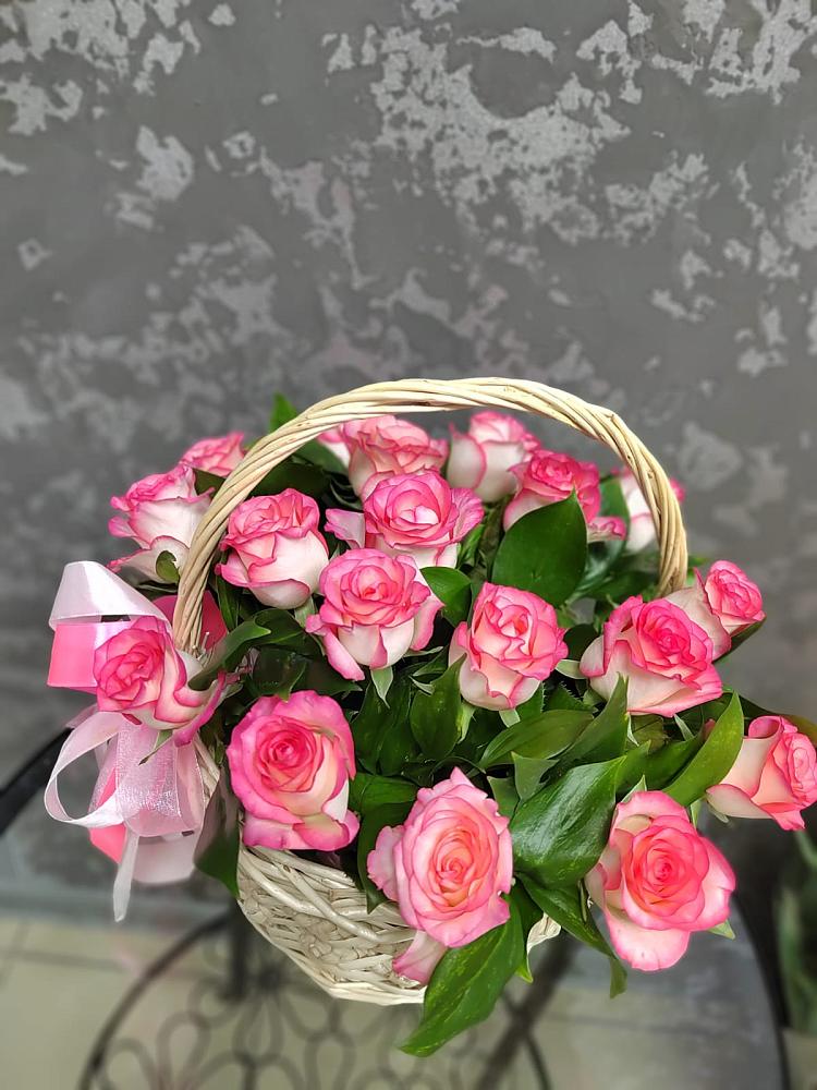 Цветочная композиция из Розы в корзине в Ессентуки