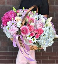 Цветочная композиция из Розы, Хризантемы, Пионы и Лизиантусы в корзине в Ессентуки