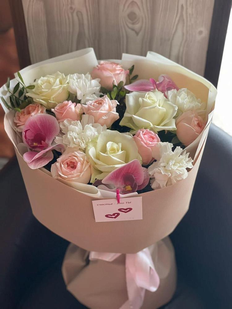 Букет цветов из: Орхидеи, Розы и Гвоздики в Ессентуки