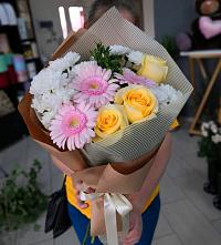 Букет цветов из:  Герберы, Розы и Хризантемы в Ессентуки