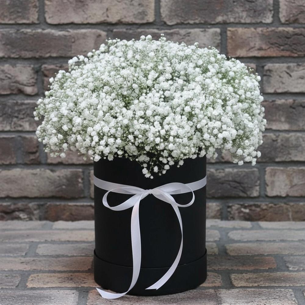 Цветочная композиция из Гипсофила в шляпной коробке в Ессентуки