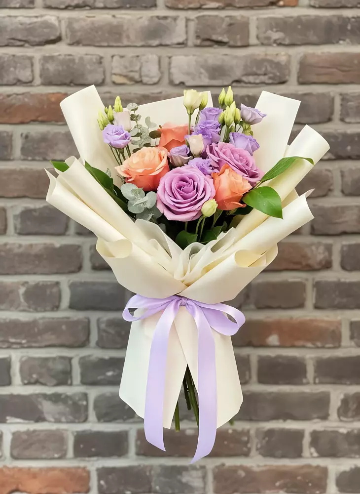 Букет цветов из: Лизиантусы и Розы в Ессентуки