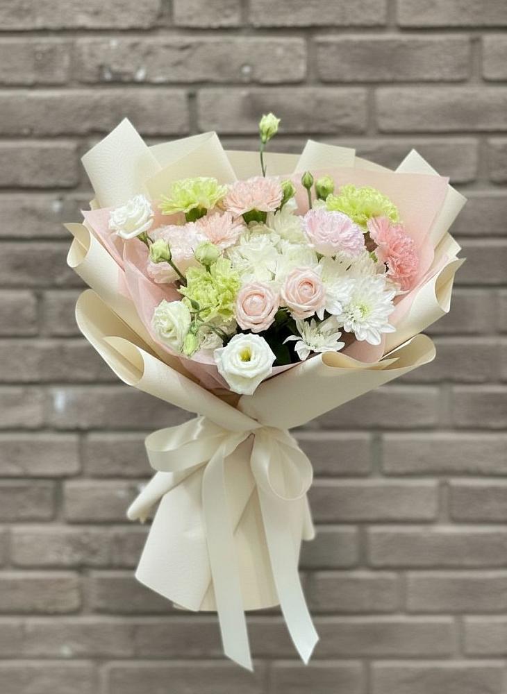 Букет цветов из: Гвоздики, Розы, Лизиантусы и Хризантемы в Ессентуки