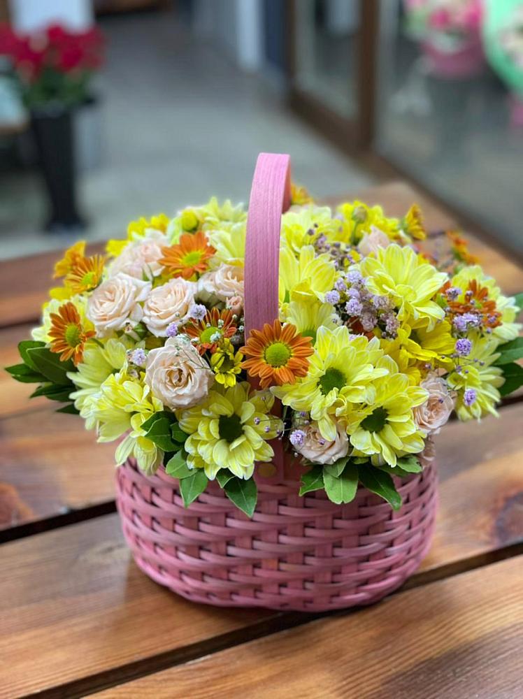 Цветочная композиция из Хризантемы и Розы в корзине в Ессентуки