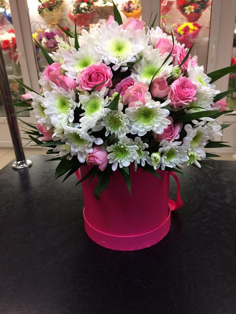 Цветочная композиция из Розы и Хризантемы в шляпной коробке в Ессентуки