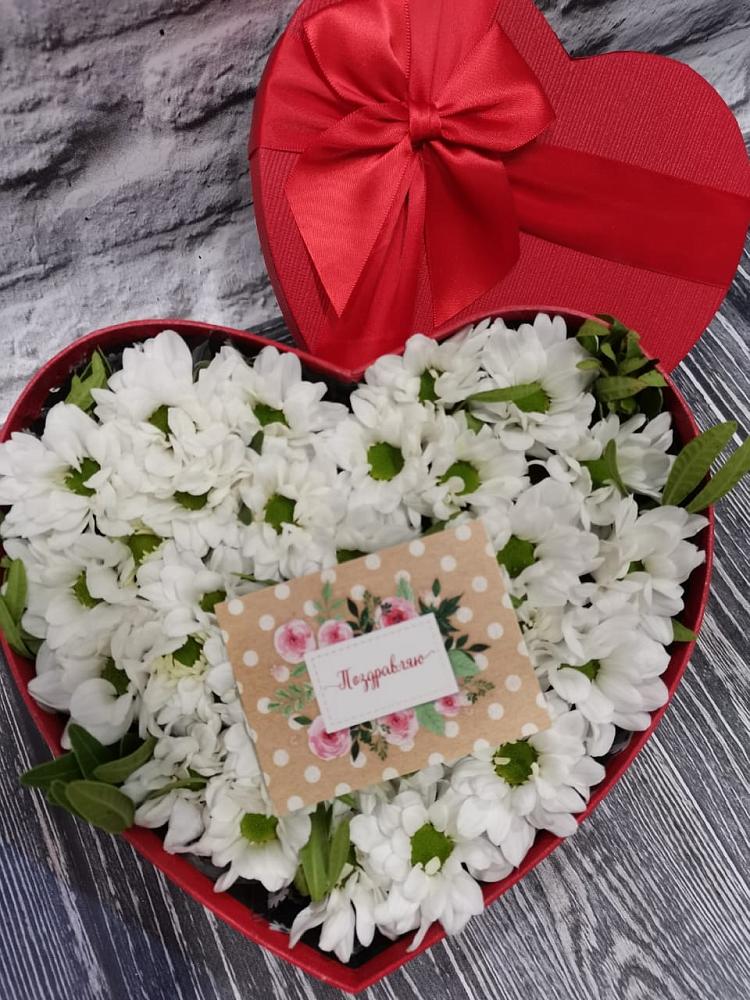 Цветочная композиция из Хризантемы в виде сердца в Ессентуки