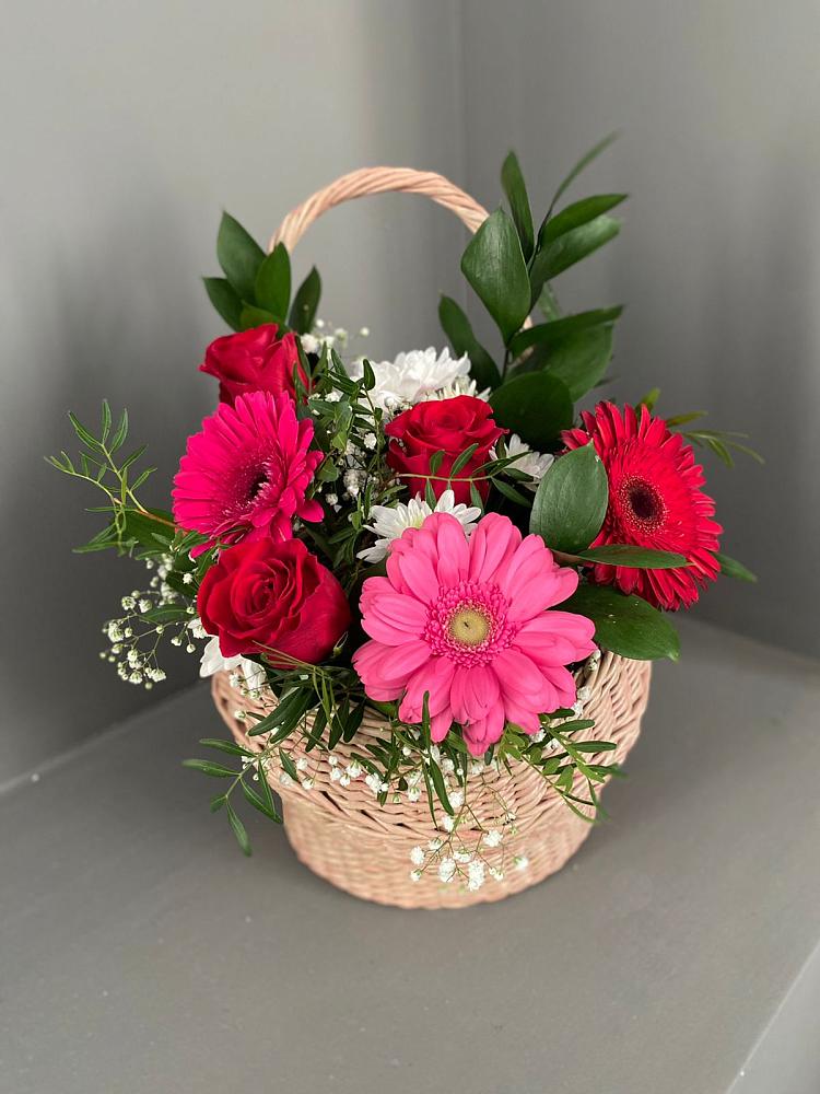 Цветочная композиция из Розы, Хризантемы и Герберы в корзине в Ессентуки