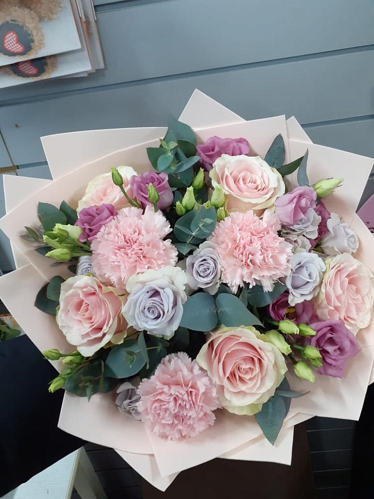 Букет цветов из: Розы, Гвоздики и Лизиантусы в Ессентуки