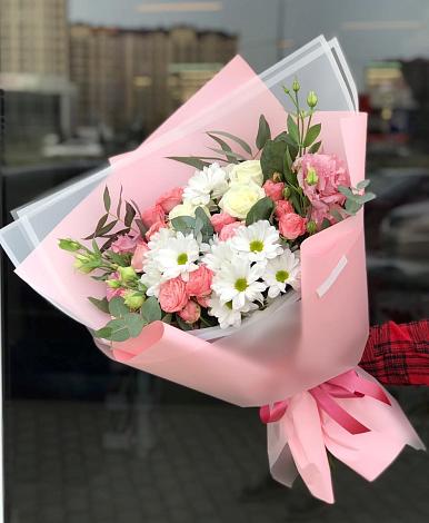 Букет цветов из: Розы, Лизиантусы и Хризантемы в Ессентуки