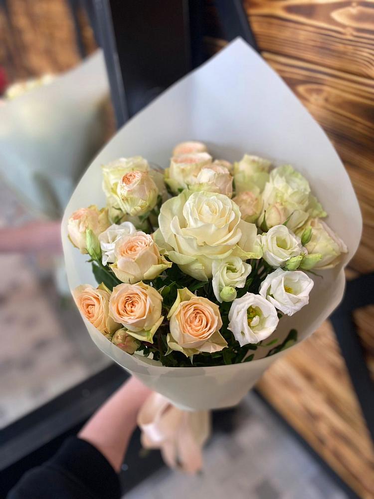 Букет цветов из: Розы и Лизиантусы в Ессентуки